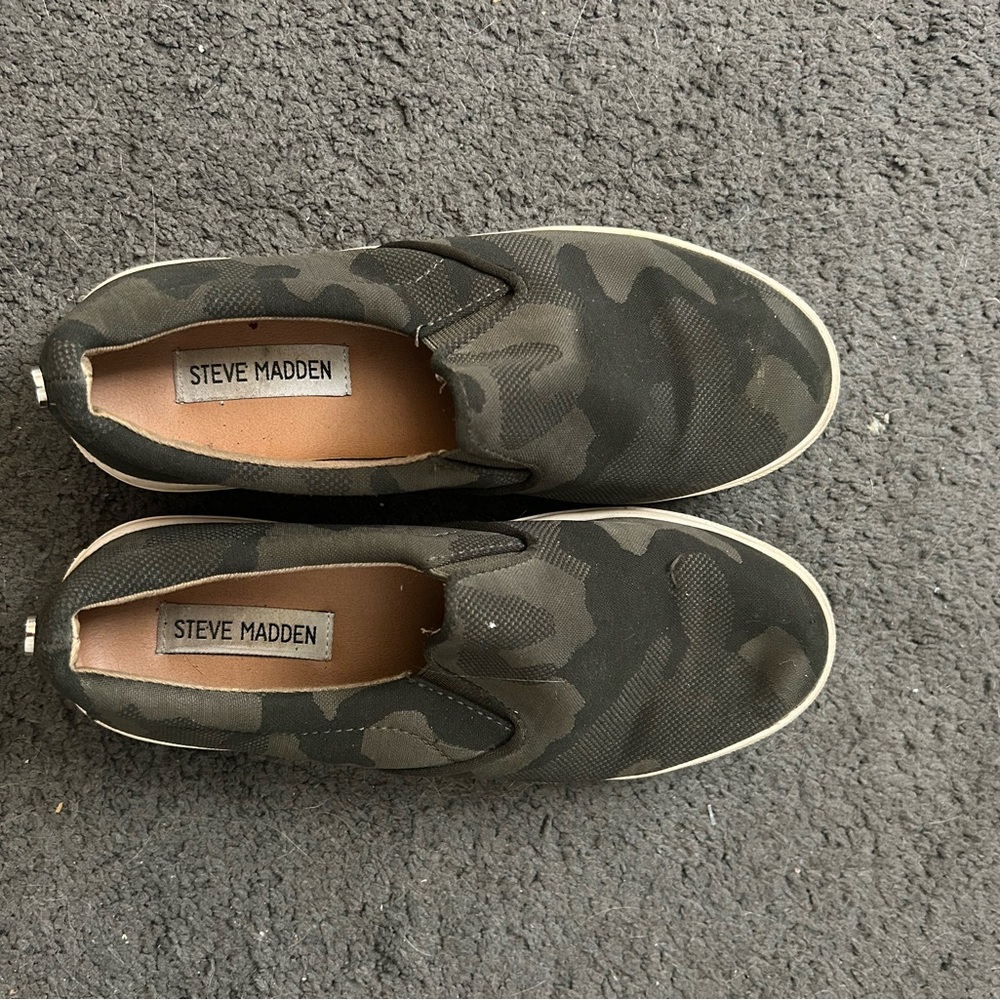 Steve Madden Black and Gray Camouflage Slip-Ons